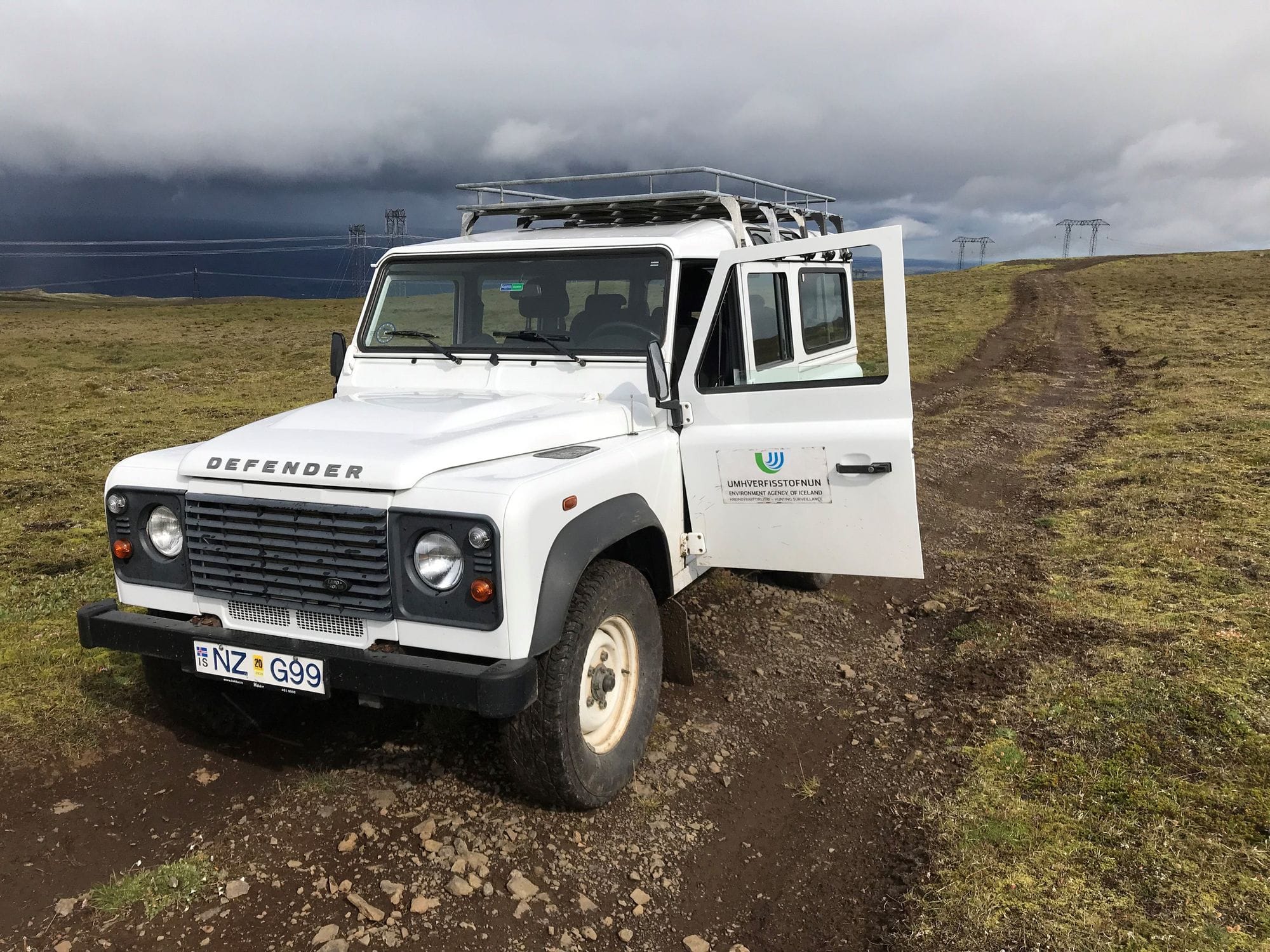 Hvítur Land Rover bíll á hálendinu merktur Umhverfisstofnun